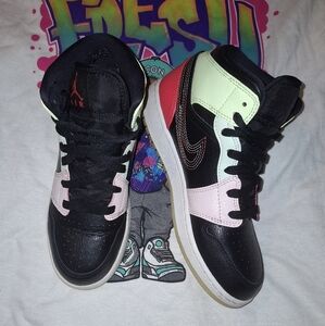 Jordan 1 Mid GS "Glow in the Dark"